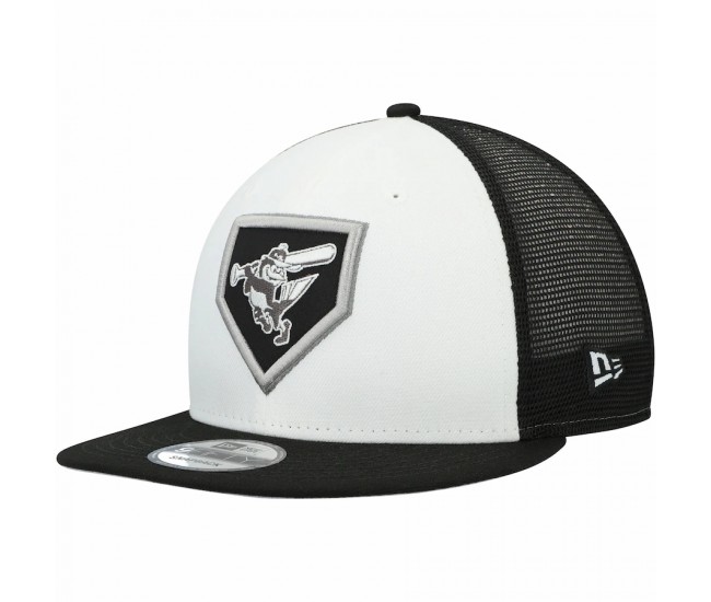 Baltimore Orioles Men's New Era White/Black 2022 Clubhouse Trucker 9FIFTY Snapback Hat